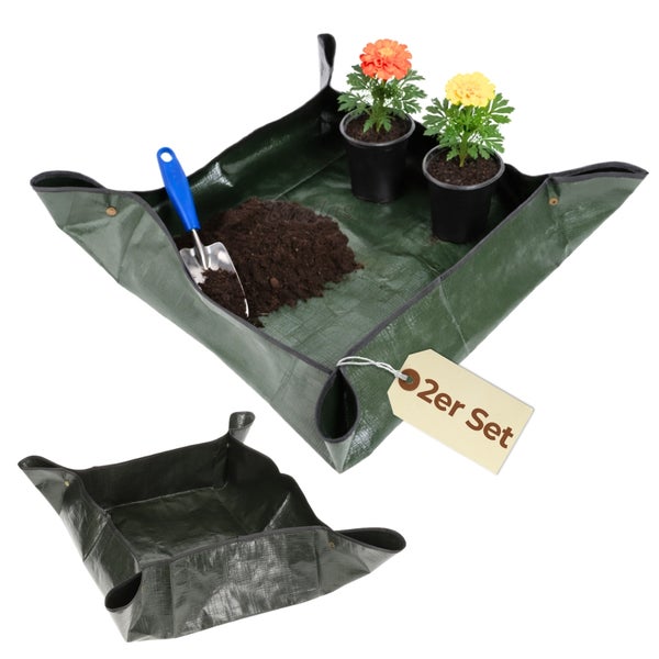 Zweiteiliges Set grüner Umtopfmatten aus Kunststoff mit Druckknöpfen, eine Matte mit Erde, Pflanzschaufel und Blumen in Töpfen.