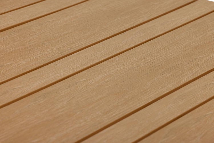 Nahaufnahme einer Oberfläche in Holzoptik mit parallelen Lamellen, geeignet für Gartenmöbel oder Terrassen.