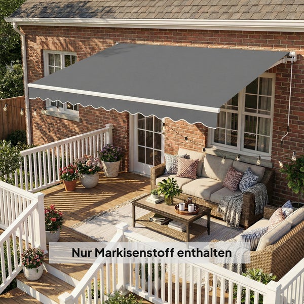 Grauer Markisenstoff über einer Terrasse mit Gartenmöbeln und Holzdeck vor einer Ziegelwand. Sonnenschutz für den Außenbereich.