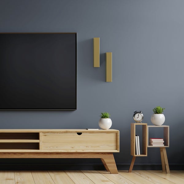 Wohnzimmer mit Fernseher, Holzschrank und Dekoration