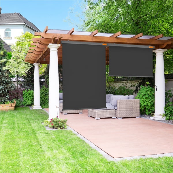 Pergola mit Säulen und grauem Rollo im Garten