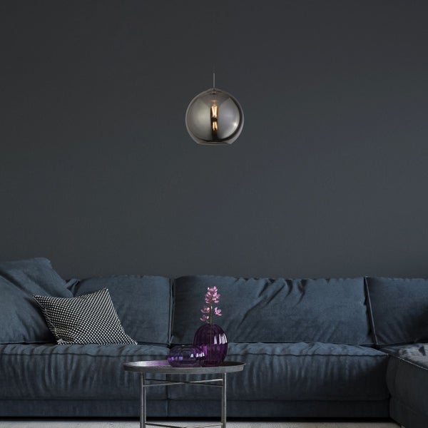 Wohnzimmer mit Sofa, Tisch und Hängelampe im Glaskugeldesign