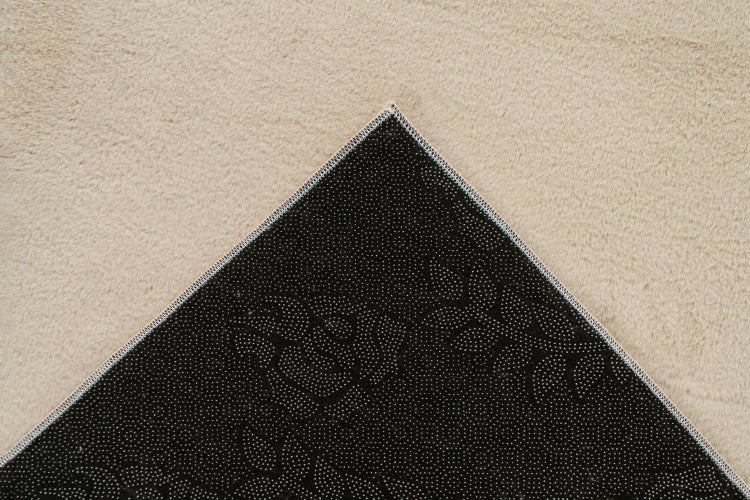 Teppich mit weicher Oberfläche und rutschhemmender Unterseite im Detail
