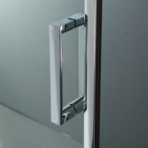 Detailaufnahme eines Duschkabinentürgriffs aus Metall