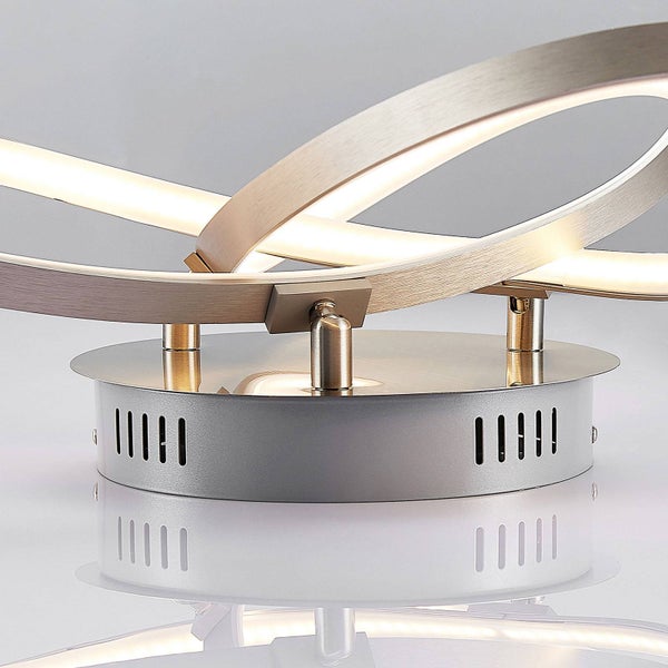 Moderne LED-Deckenleuchte mit geschwungenen Armen aus gebürstetem Metall.