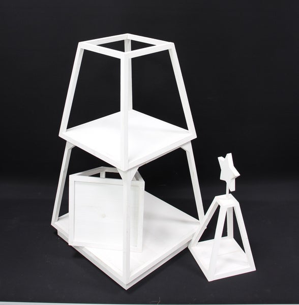Dekorative Holzobjekte in geometrischen Formen