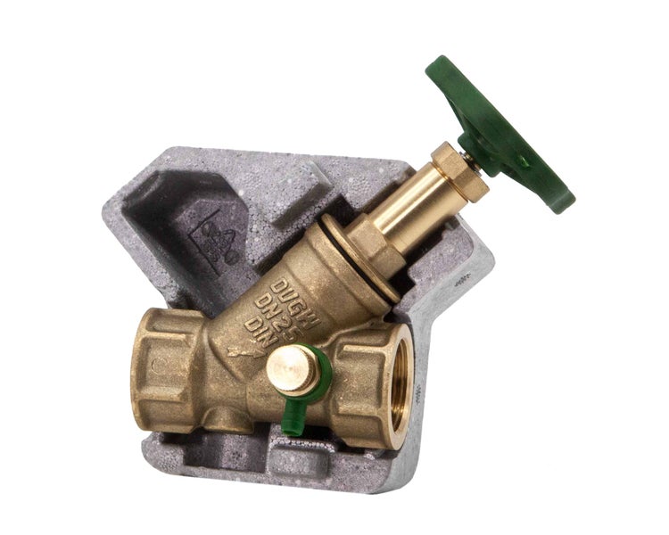 Schrägsitzventil aus Messing mit grünem Handrad, Entleerungsventil und grauer Dämmschale.