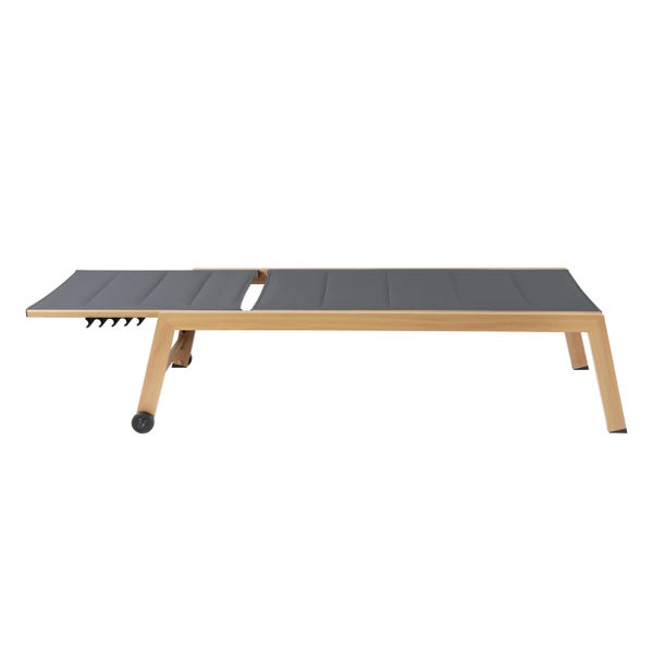 Sonnenliege aus Holz mit grauer Textilbespannung, Rollen und verstellbarer Rückenlehne, Seitenansicht.