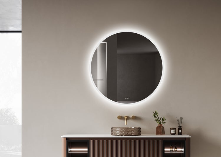 Runder Badezimmerspiegel mit LED Beleuchtung über einem modernen Waschbecken mit Armatur und Unterschrank in einem elegant gestalteten Badezimmer.