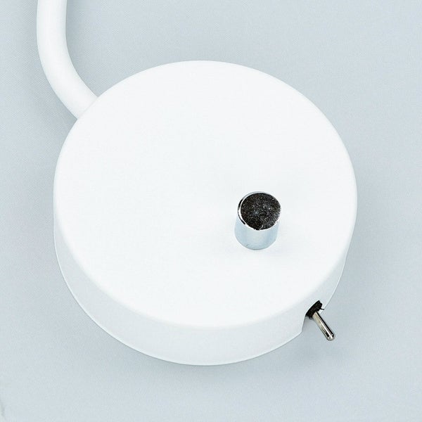Detailansicht einer weißen Lampe mit Schalter
