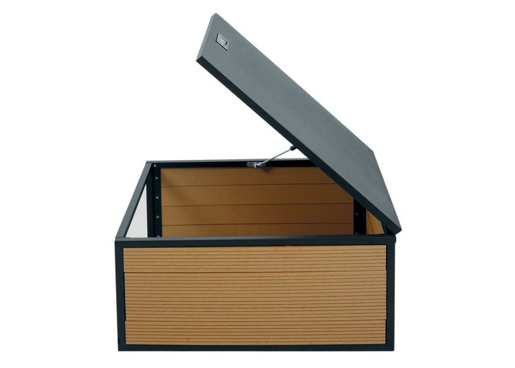 Geöffnete Gartenbox zur Aufbewahrung von Gartenutensilien