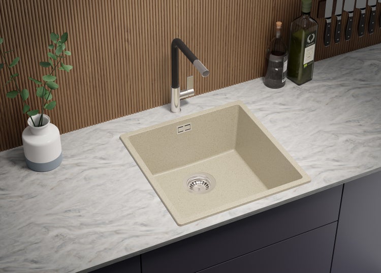 Küchenspüle aus Stein auf einer Arbeitsplatte mit Armatur