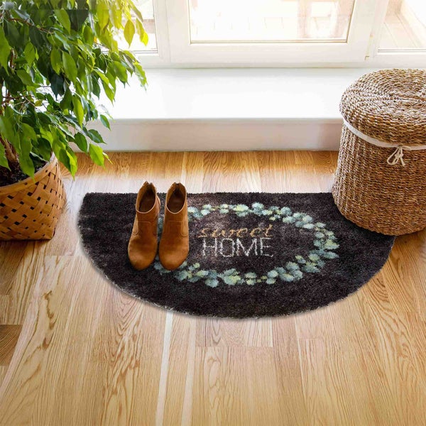 Szene mit Fußmatte, Schuhen, Pflanze und Wäschekorb auf Holzboden