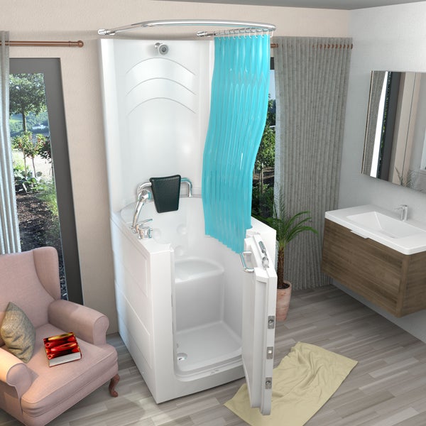 Weiße Sitzbadewanne mit integriertem Sitz, offener Tür und blauem Duschvorhang in einem modernen Badezimmer mit rosa Sessel und grauen Vorhängen.