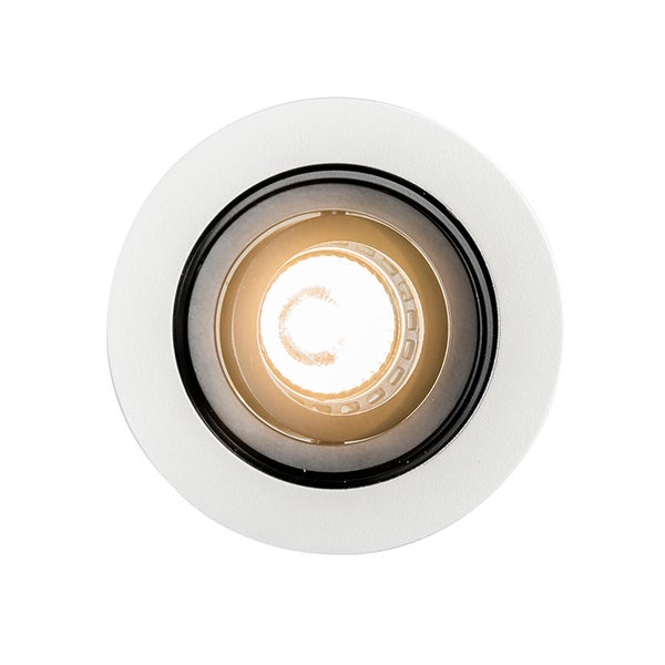 Runder LED-Einbaustrahler mit weißem Rahmen und eingeschalteter Lichtquelle.