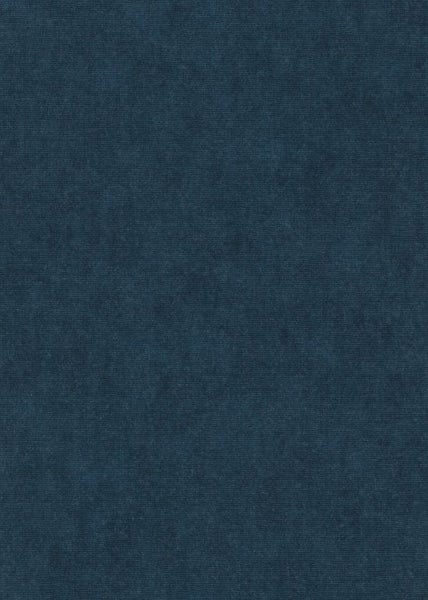 Gartenszene mit Esstisch und Stühlen auf Kiesboden