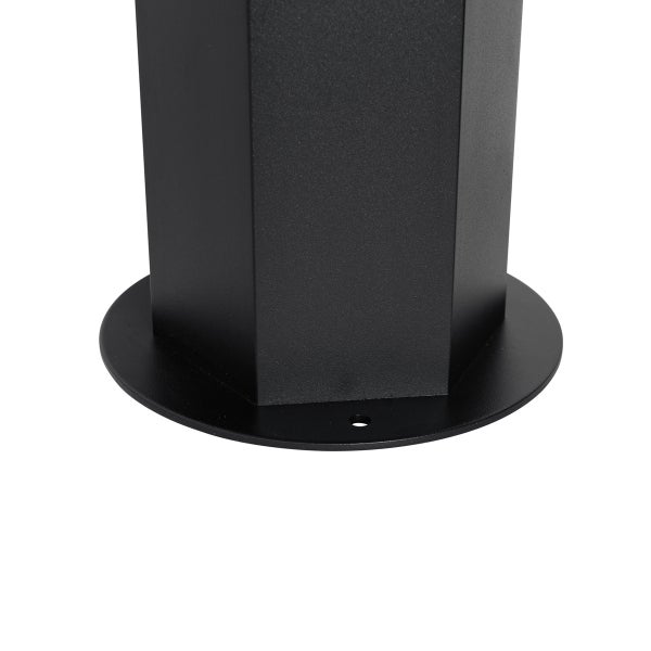 Sechseckiger Standfuß einer Außenleuchte aus schwarzem Metall mit runder Bodenplatte.