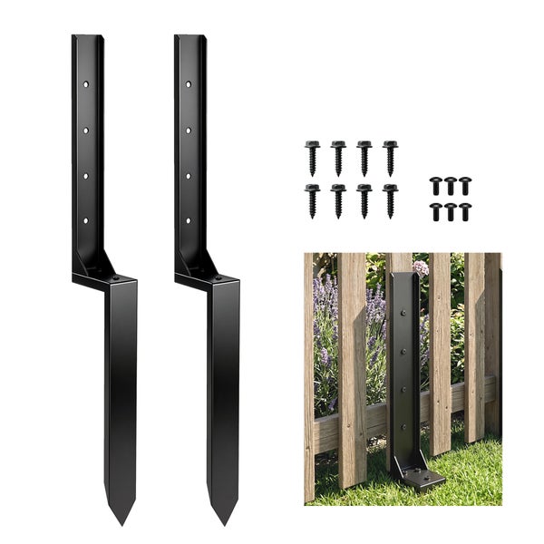 Zwei schwarze Zaunpfostenanker aus Metall inklusive Montageschrauben sowie ein Anwendungsbeispiel an einem Holzzaun.