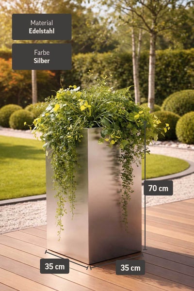 Silberner Pflanzkübel aus Edelstahl, 70 Zentimeter hoch, 35 Zentimeter breit und 35 Zentimeter tief, bepflanzt auf einer Holzterrasse im Garten.