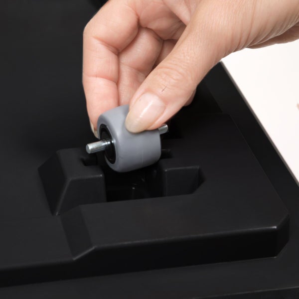 Hängelampe mit Lampenschirm aus Textil und Holz