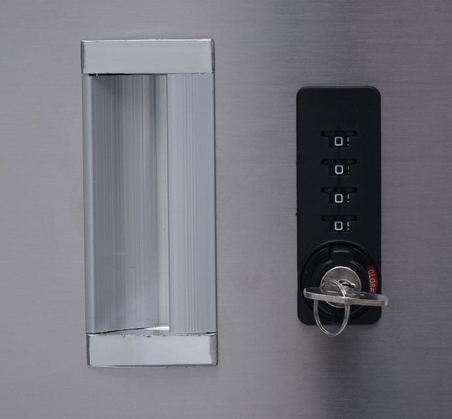 Schranktür mit Griff und Zahlenschloss