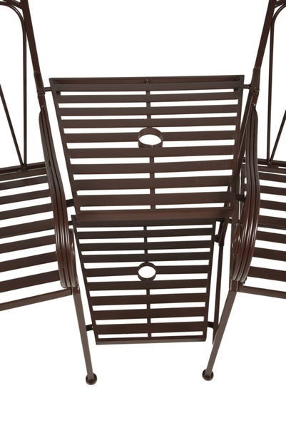 Braunes Gartenmöbel-Set aus Metall mit Latten-Design, bestehend aus einem Tisch mit Sonnenschirmöffnung und zwei Stühlen.