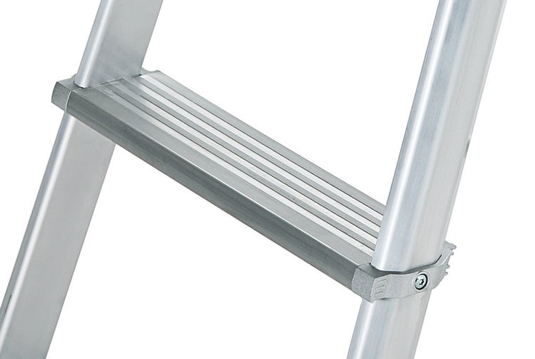 Detailansicht einer Aluminiumleiter mit geriffelter Stufe für verbesserte Trittsicherheit.