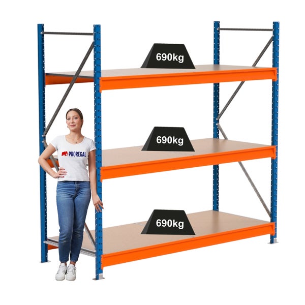 Regal mit drei Ebenen, belastbar mit 690 Kilogramm pro Ebene, mit einer Frau zur Verdeutlichung der Größe