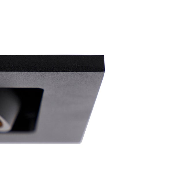 Nahaufnahme eines quadratischen, schwarzen Einbaustrahlers aus Metall mit matter Oberfläche.