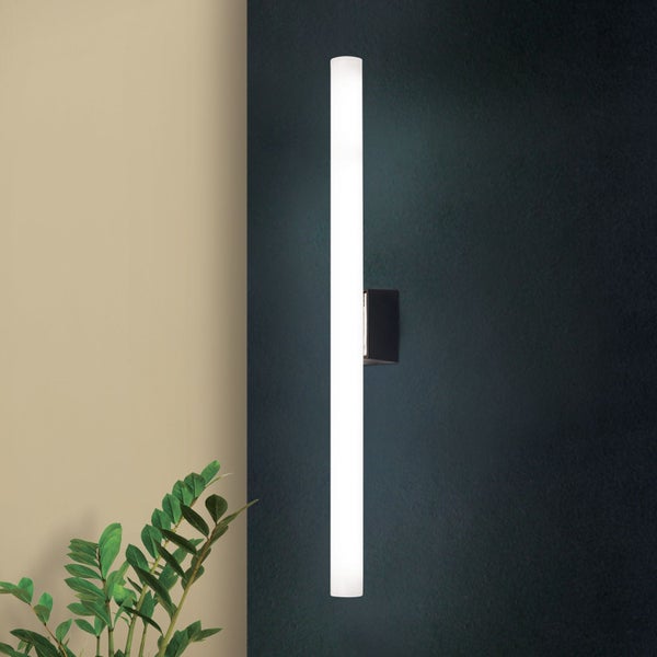Moderne LED Wandleuchte in Stabform mit opalweißem Diffusor für eine gleichmäßige Lichtverteilung an der Wand