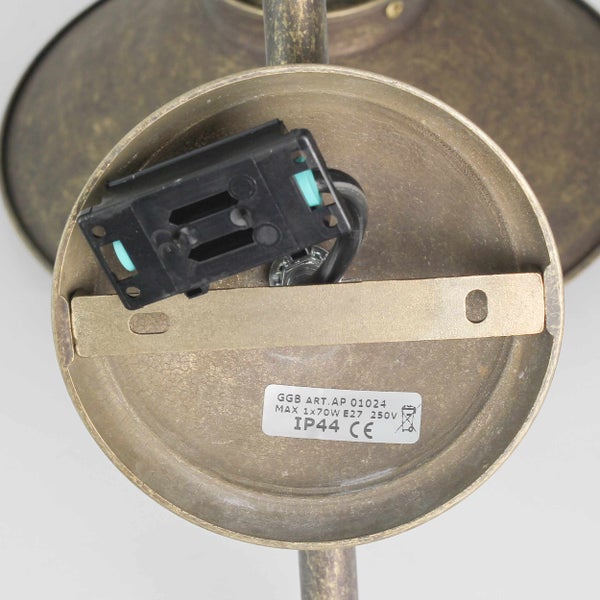 Detailansicht einer Deckenleuchte mit elektronischen Komponenten und Etikett mit Informationen zur maximalen Leistung, Fassung und Schutzart