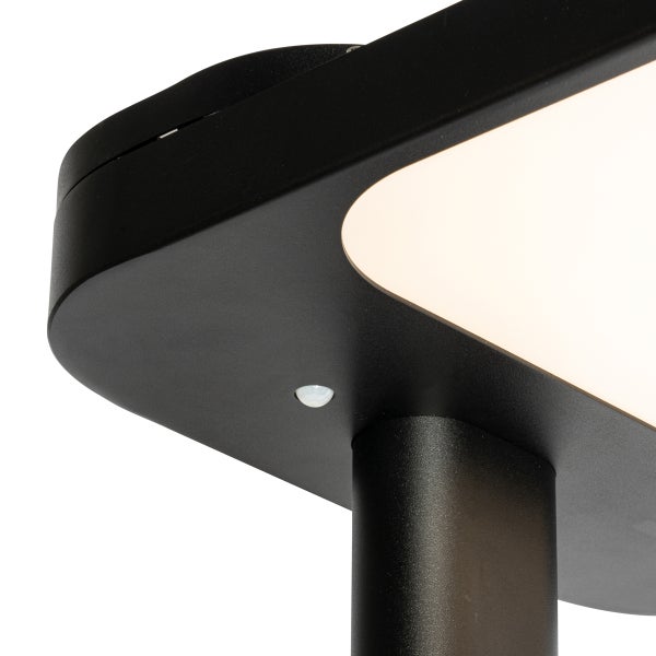 Detailaufnahme einer Gartenleuchte mit Bewegungsmelder