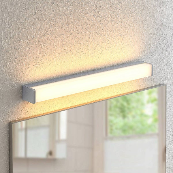 LED-Spiegelaufbauleuchte aus Metall und Kunststoff, montiert über einem Spiegel mit warmweißem Licht.