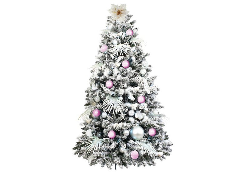 Ein künstlicher, verschneiter Weihnachtsbaum, geschmückt mit Kugeln und floralen Dekorationselementen sowie einer großen Sternblüte als Spitze.