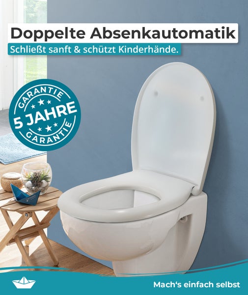 Wand-WC mit WC-Sitz mit Absenkautomatik und fünf Jahren Garantie vor einer blauen Wand mit Badezimmerdeko.