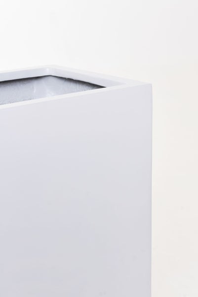 Detailansicht der Ecke eines weißen, rechteckigen Pflanzgefäßes.