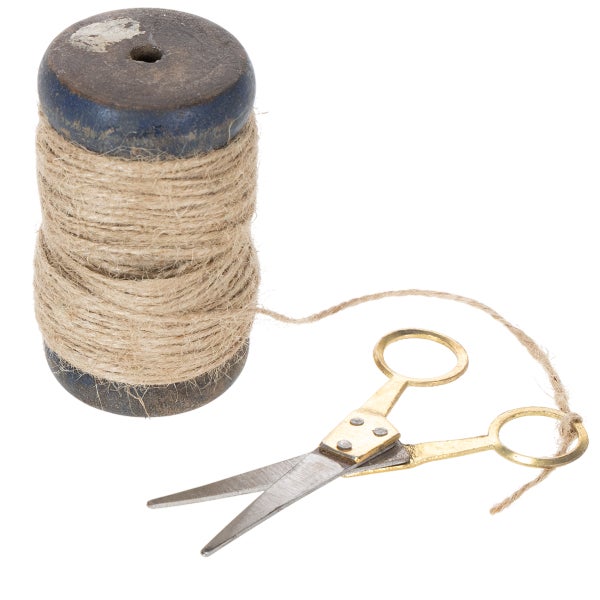 Holzspule mit Naturband und kleine Bastelschere mit goldfarbenen Griffen.