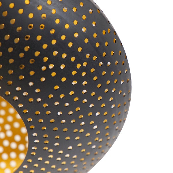 Detailaufnahme einer Hängelampe mit durchbrochenem Muster