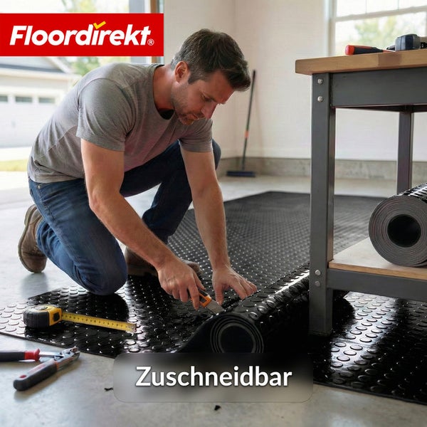 Mann schneidet Bodenbelag im Innenbereich mit einem Cuttermesser zu. FloorDirekt Logo.