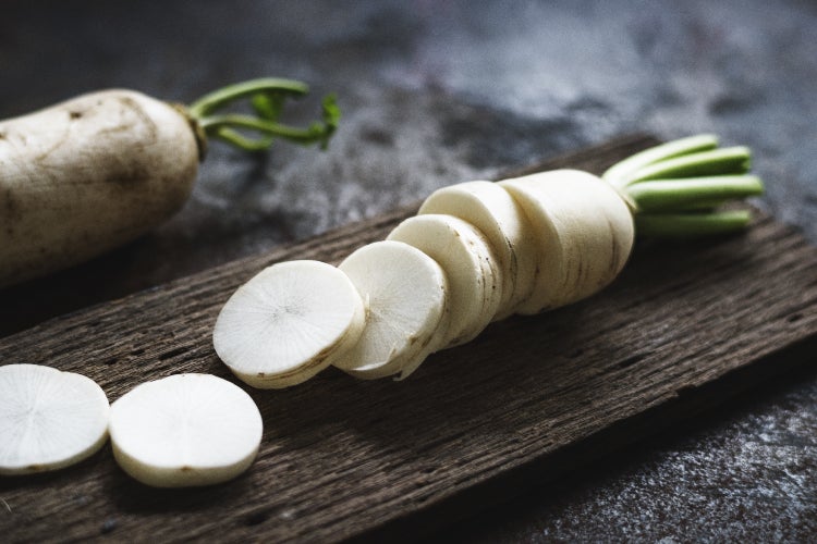 SAFLAX Anzucht Set - BIO - Rettich - Japanischer Daikon - Raphanus sativus - 100 Samen - Mit Mini-Gewächshaus, Anzuchtsubstrat und 2 Töpfen