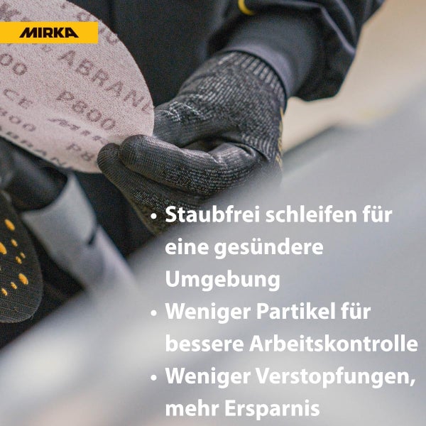 Mirka Logo mit einer Hand in einem Arbeitshandschuh, die eine runde Abranet Schleifscheibe mit Körnung P800 für staubfreies Schleifen hält.