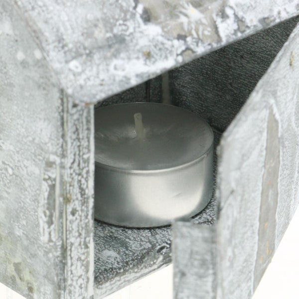 Teelicht in einer kleinen Haus-Laterne aus Metall mit Zink-Optik.