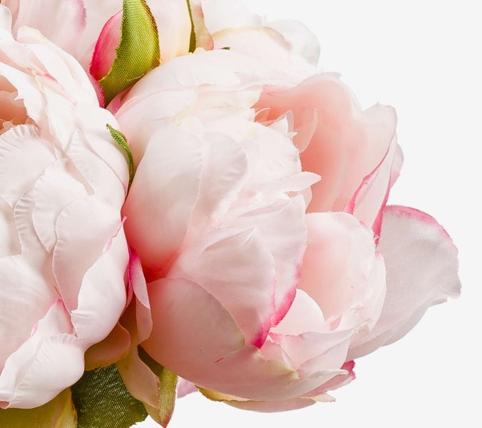 Nahaufnahme eines künstlichen Blumenstraußes mit rosa Blütenblättern aus Textil und grünen Stielen.