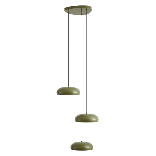 Dreiflammige Pendelleuchte mit flachen, abgerundeten Schirmen aus grünem Metall in unterschiedlichen Höhen.