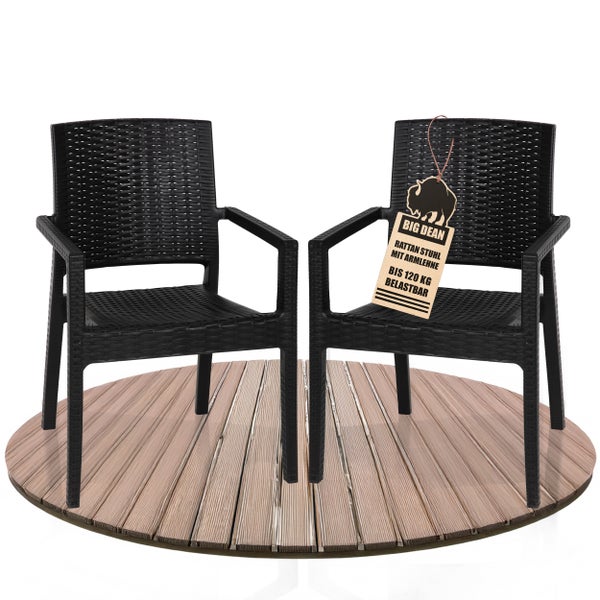 Zwei schwarze Rattanstühle mit Armlehnen auf einer Holzterrasse