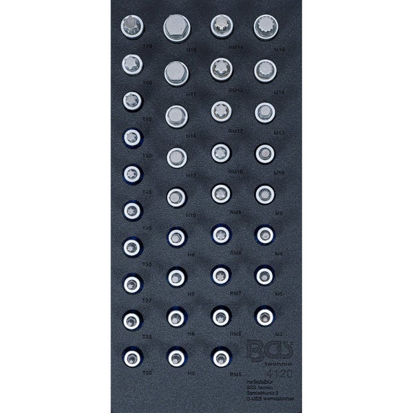 Dekorative Halloween-Szene mit einem hängenden Geist mit Hexenhut und Ketten vor einem Haus mit Kürbissen und herbstlicher Dekoration.