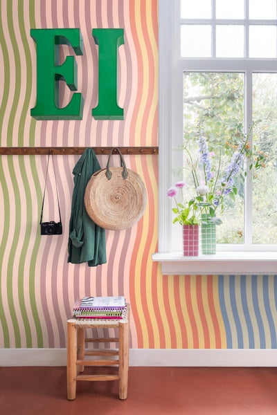 Dekorativer Innenraum mit Wanddekoration, Garderobe und Fenstern.