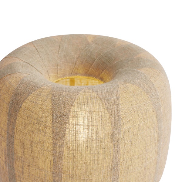 Rundes Deko-Leuchtmittel mit einem Bezug aus grobem Leinenstoff in überlappenden Bahnen, das ein warmes Licht ausstrahlt.