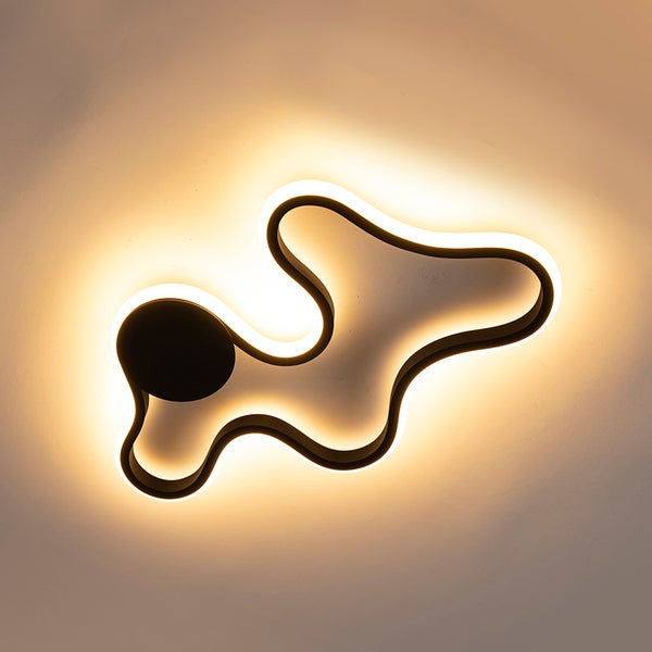 Moderne Deckenleuchte mit geschwungenem Design und LED-Beleuchtung