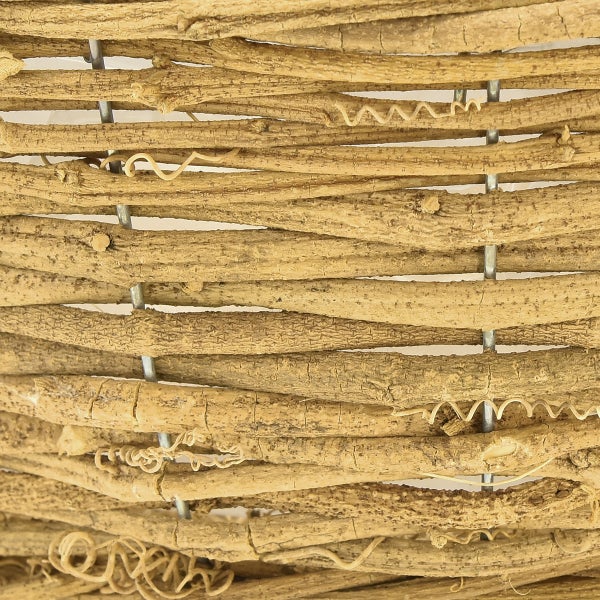 Detailaufnahme eines Flechtwerks aus Naturmaterialien, befestigt mit Metallstreben.
